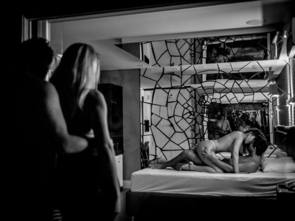 http://www.marinaemarcio.com.br/wp-content/uploads/2016/01/casais-swing-suite-interativa-motel-quo-12-2145561176.jpg